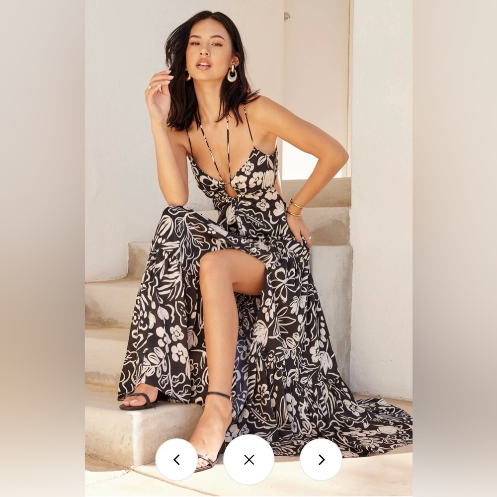 NEW! ASTR Black Floral Cassini dress XS
Tags attached, never worn